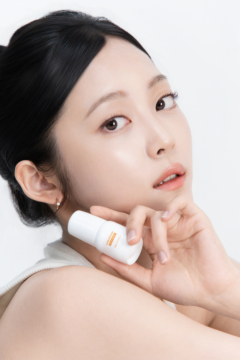 라라닥터 제품을 든 모델 클로즈업
